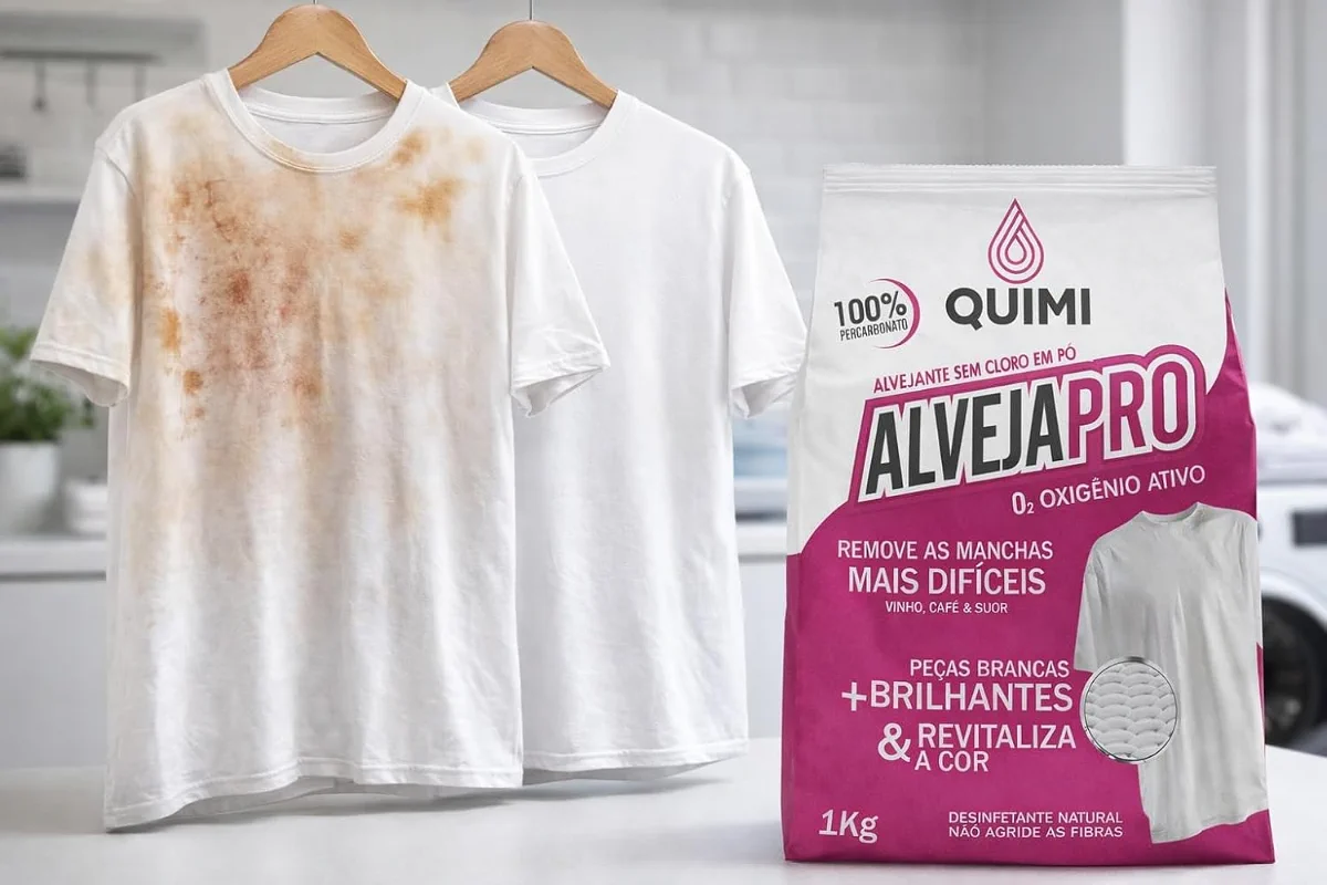 Duas camisetas brancas penduradas: à esquerda, manchada de amarelado; à direita, branca. Ao lado, o pacote AlvejaPro