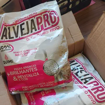 Dois pacotes de AlvejaPro de 1 kg dentro da caixa de entrega