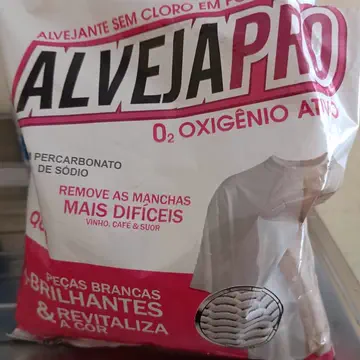 Pacote de AlvejaPro aberto sobre a pia