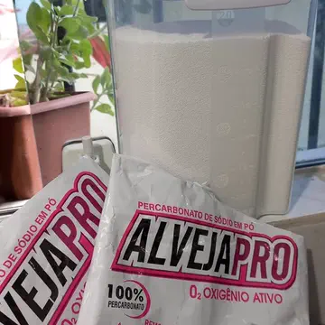 Pote dosador cheio de percarbonato e dois pacotes de AlvejaPro 100% percarbonato